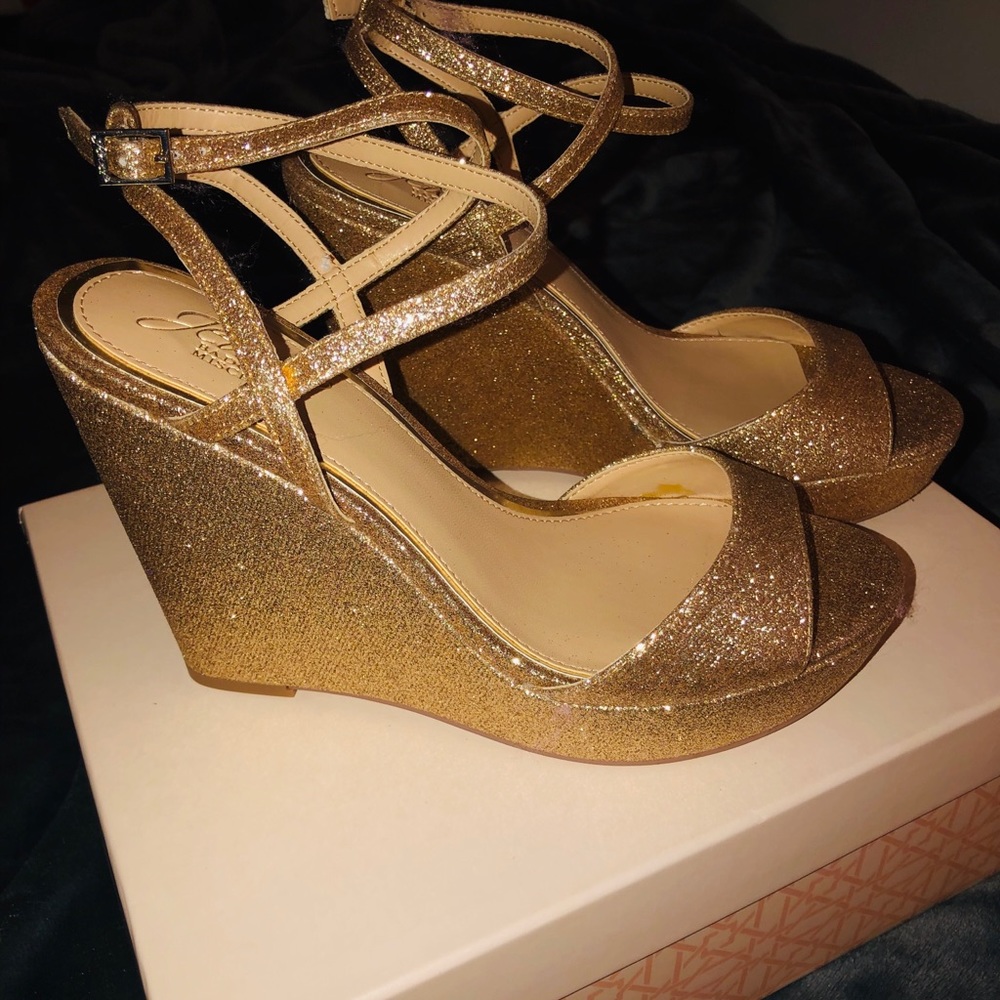 NWOT Glamorous Gold Jewel Badgley Mischka Size 8 - Picture 4 of 6